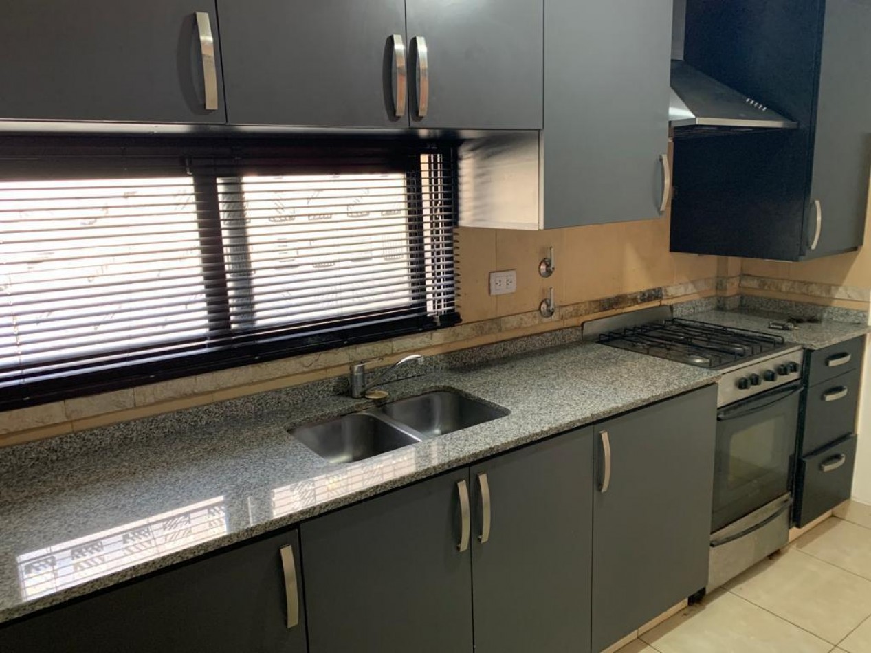 P. H, P. B, Al Frente, 3 Ambientes, con Parrilla y Cochera