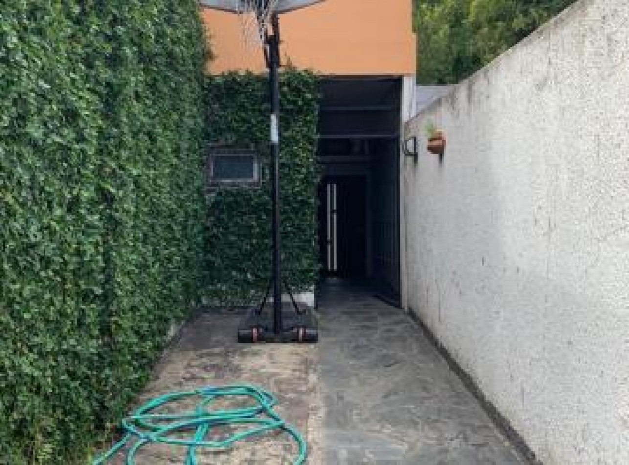 Casa con Jardin y Quincho - Excelente Ubicacion